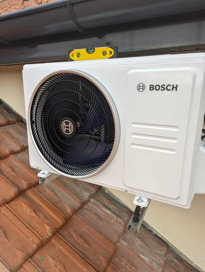 Unité extérieure Bosch installée et fixée sur mur