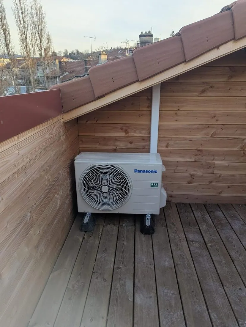 Groupe extérieur installé sur un toit-terrasse à Lyon