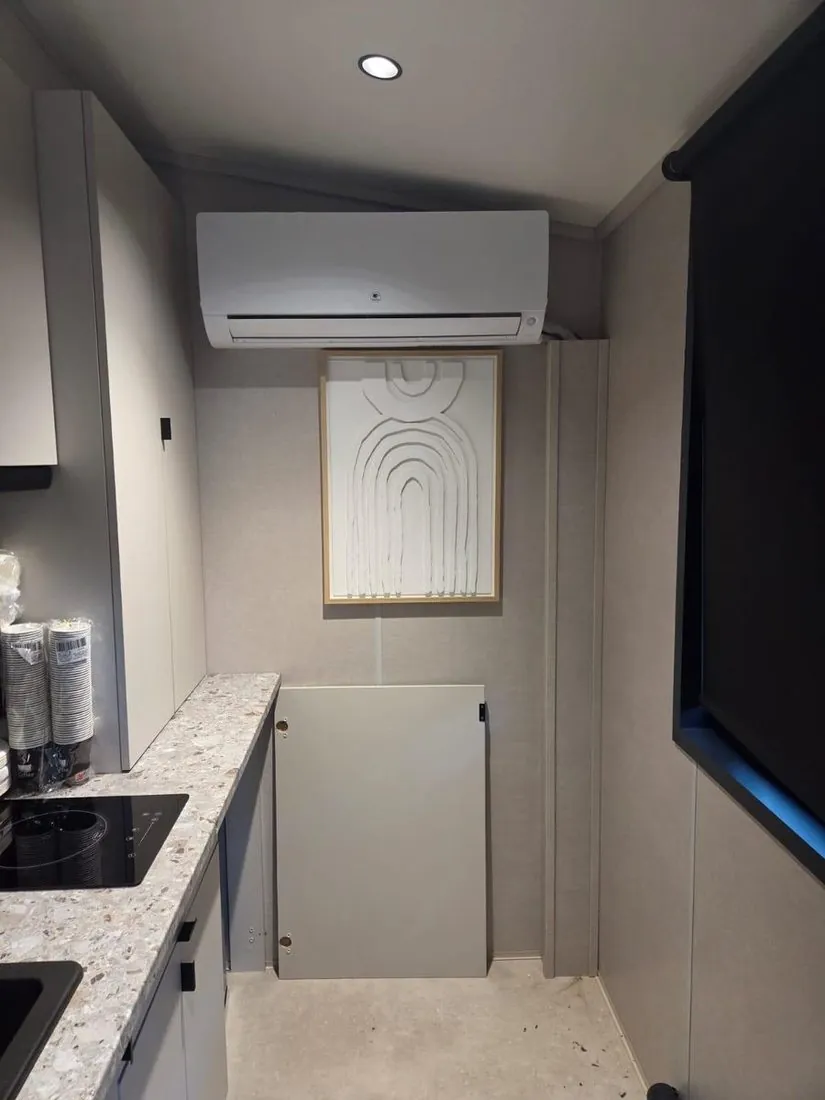 Climatiseur mural réversible dans une cuisine moderne