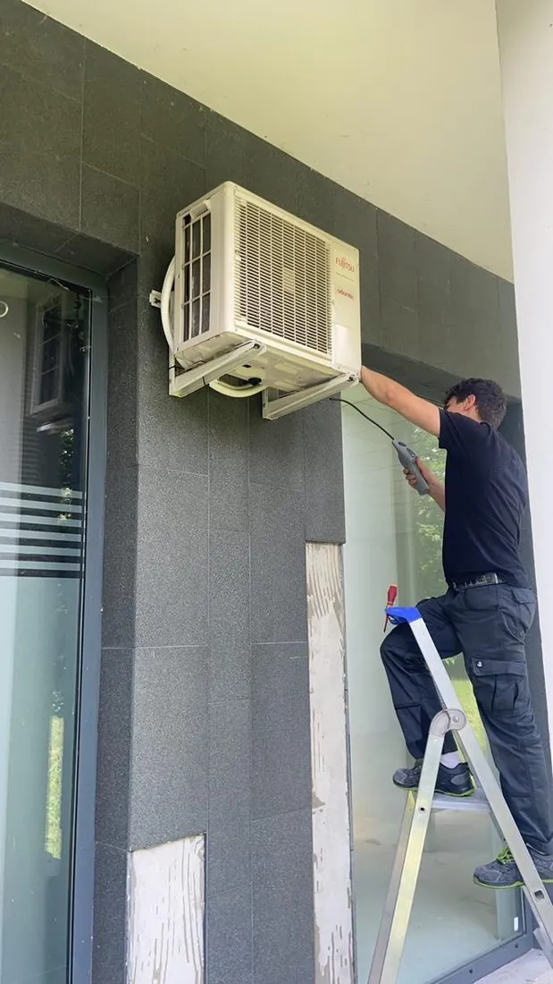 Technicien Clim69 en intervention sur une unité extérieure à Lyon